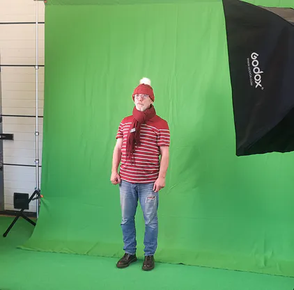 Jérôme devant le fond vert